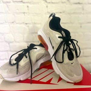 NIKE AIR MAX 200 .. in mens size 8.5 unisex